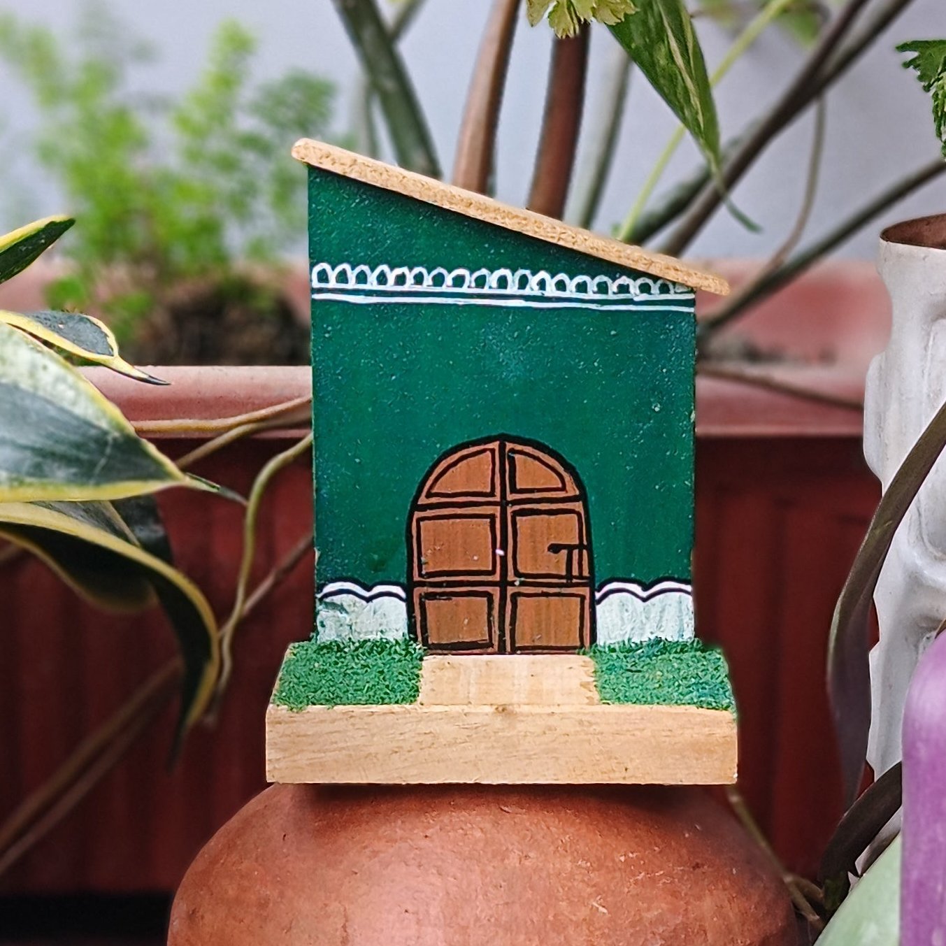 Chinhhari Madai dark green house garden decor