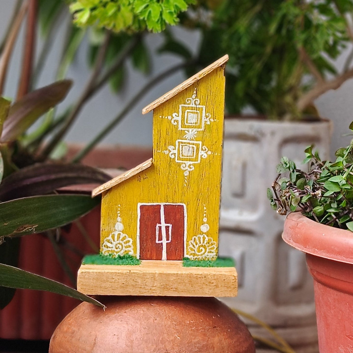 Chinhhari Madai yellow house garden decor