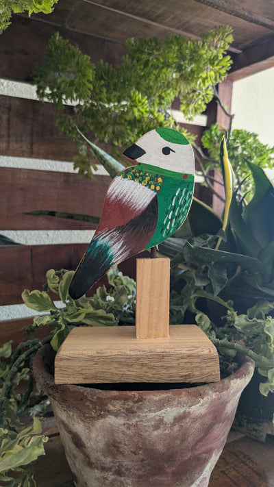 Chinhhari Madai white and green bird garden decor