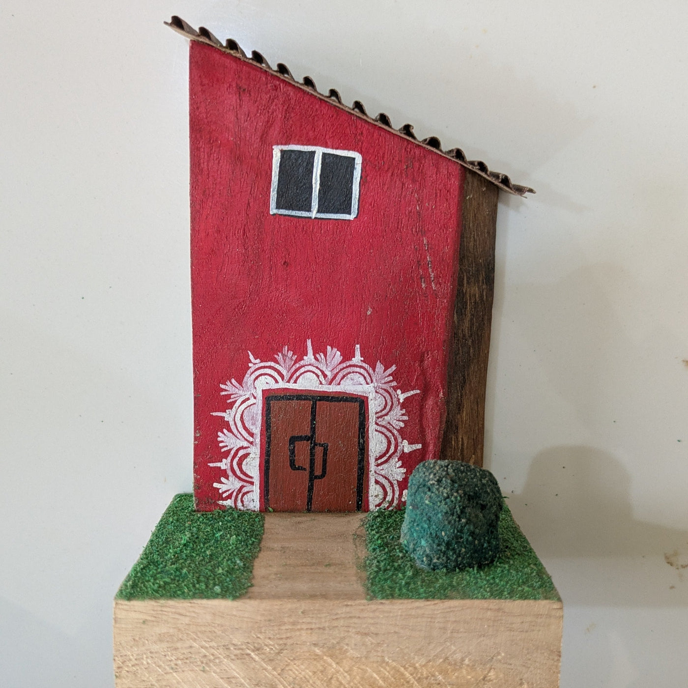 Chinhhari Madai red and white house garden decor