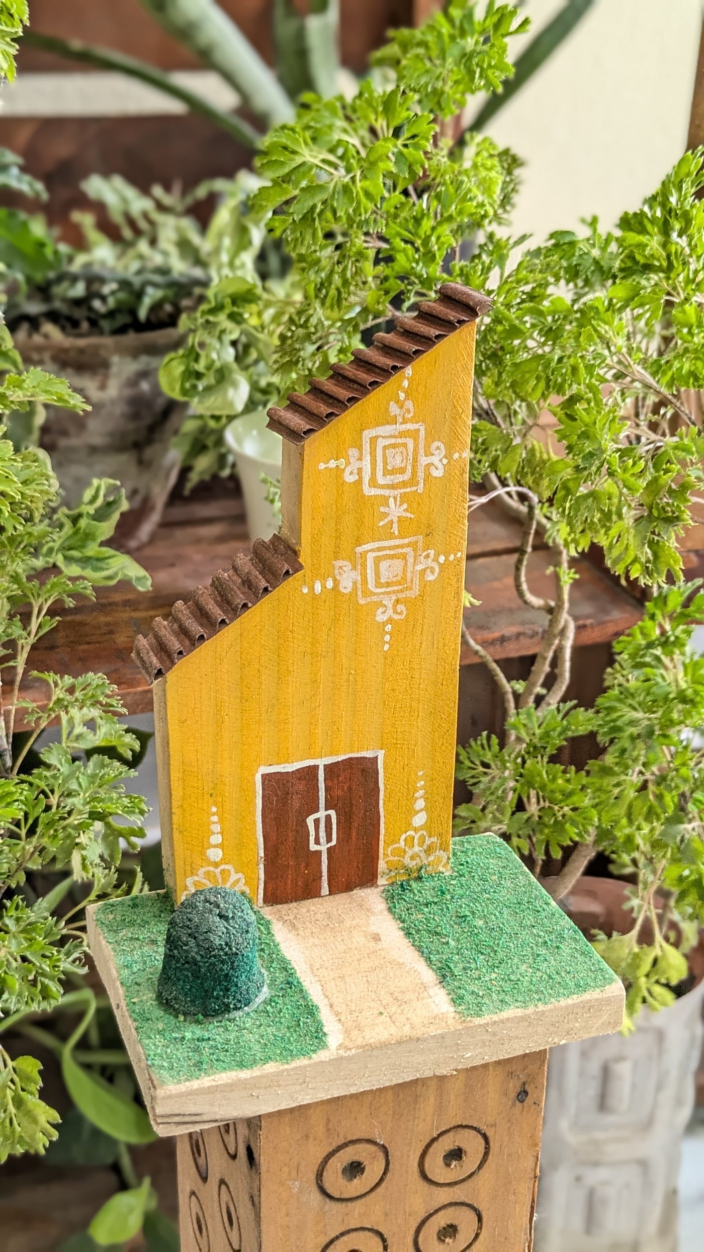 Chinhhari Madai yellow house garden decor