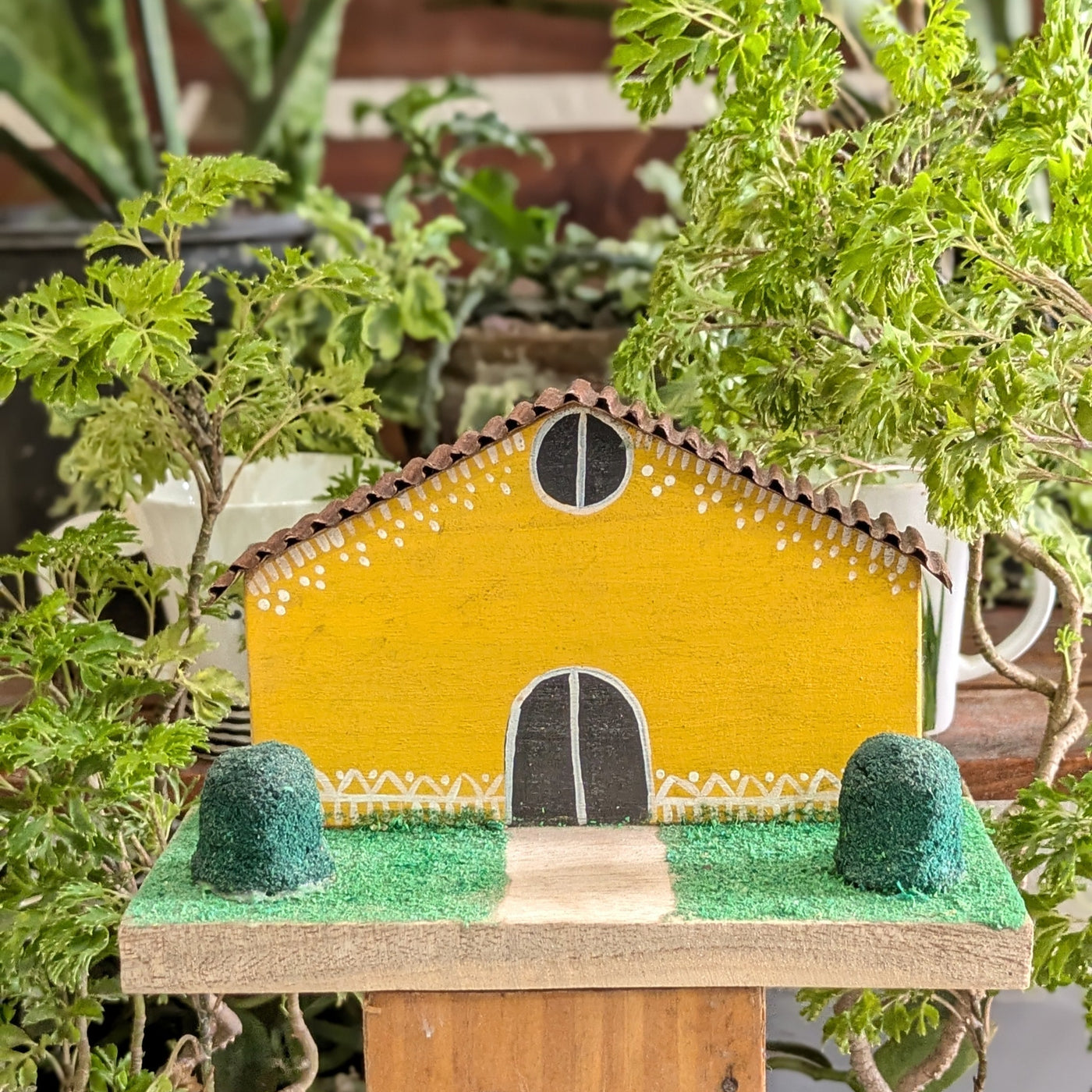 Chinhhari Madai yellow small house garden decor