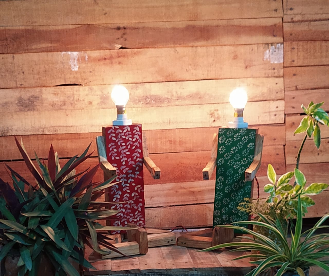 Wooden garden lamp Couple - WL07 -  Chinhhari Arts